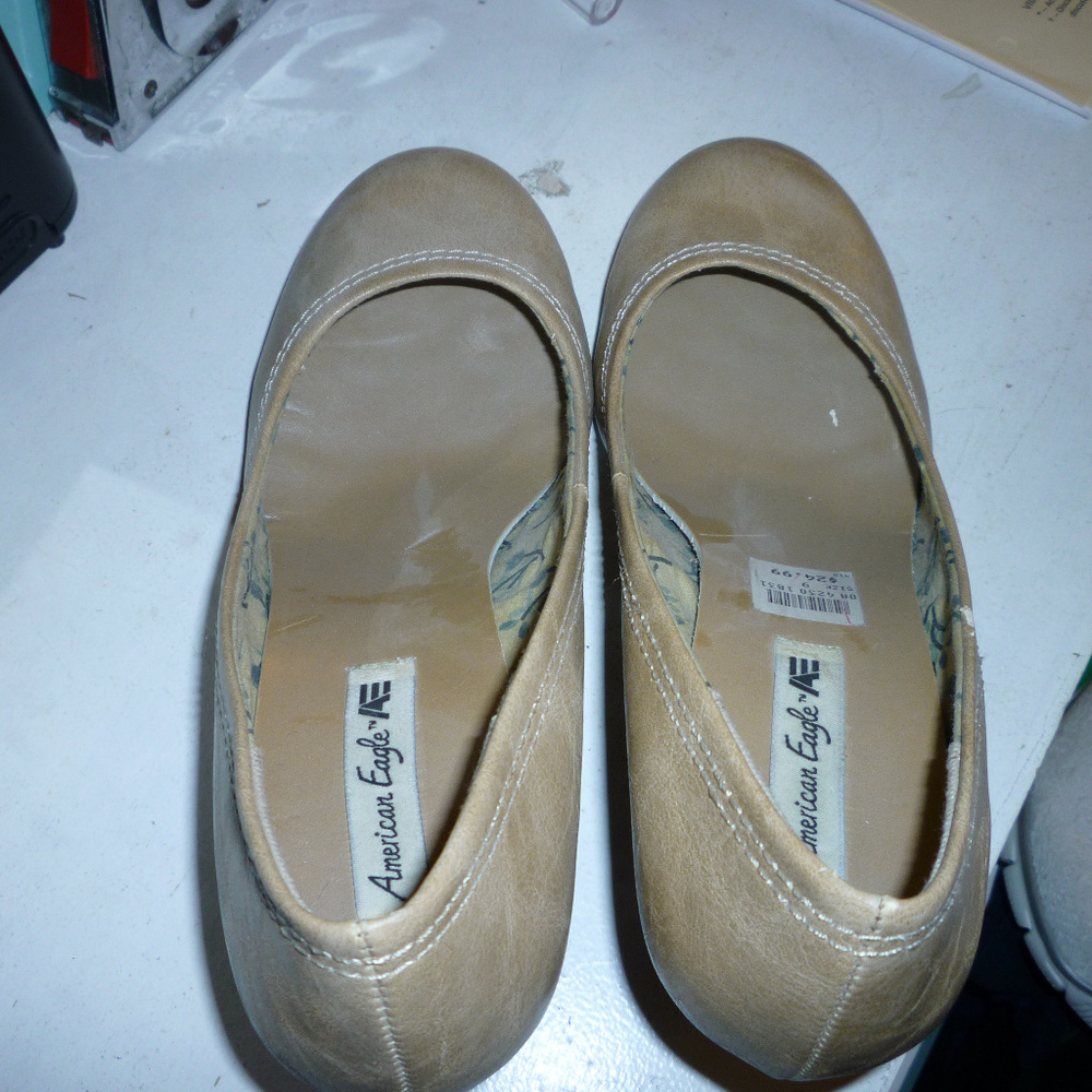American Eagle 9 womens tan 2.5" heels gently worn